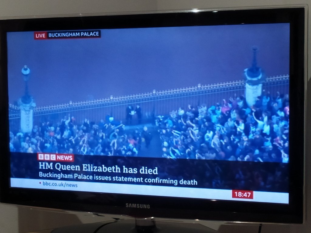 电视画面：HM Queen Elizabeth has died