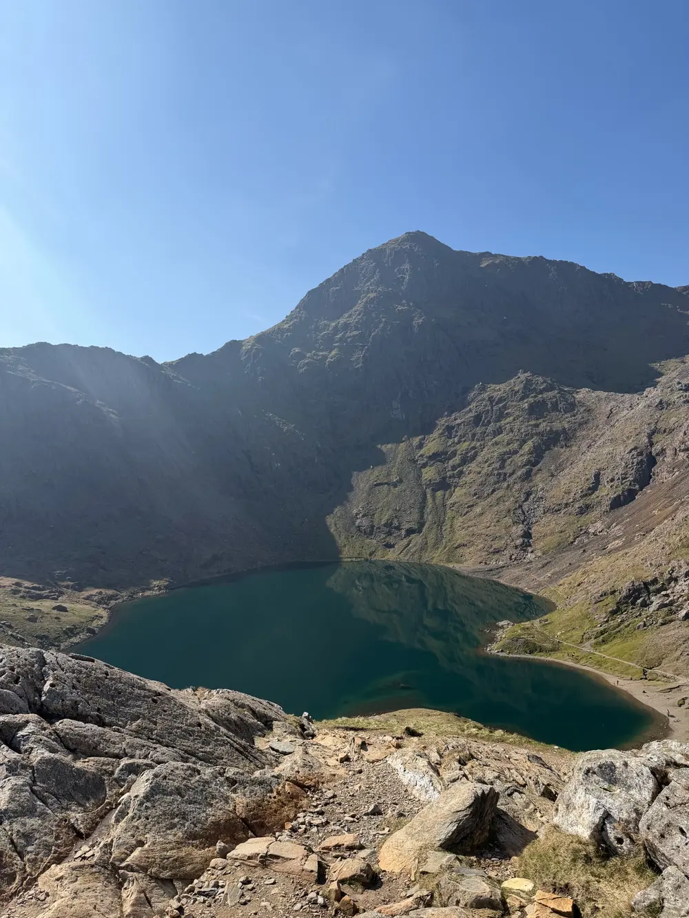 像是米老鼠头的湖