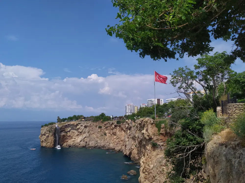 海岸边巨大的土耳其国旗