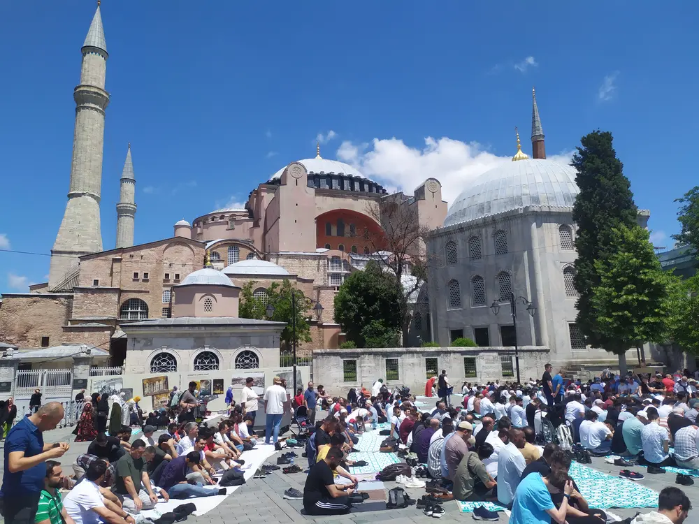 圣索菲亚清真寺外礼拜的人