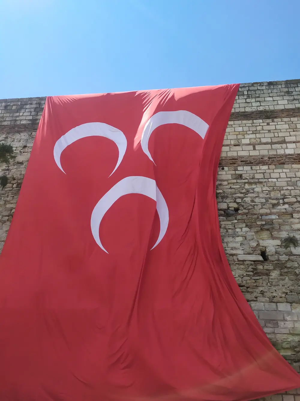 城墙上的MHP巨幅党旗