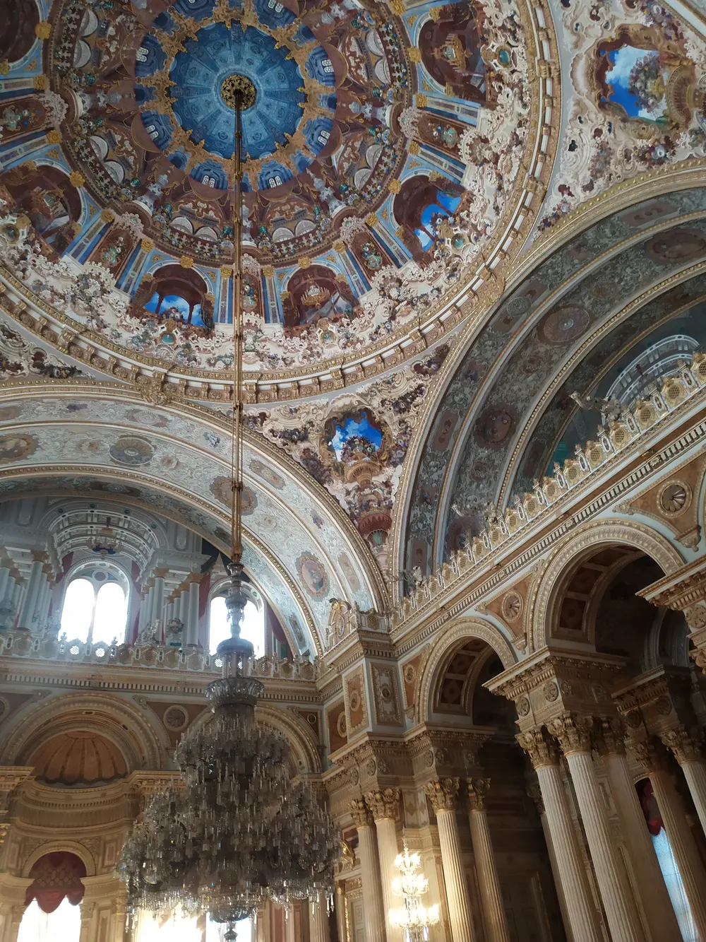 前殿的穹顶与吊灯
