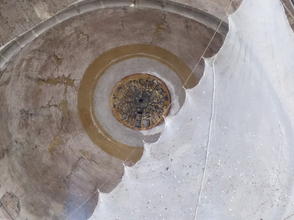 穹顶里画的兵器和乐器