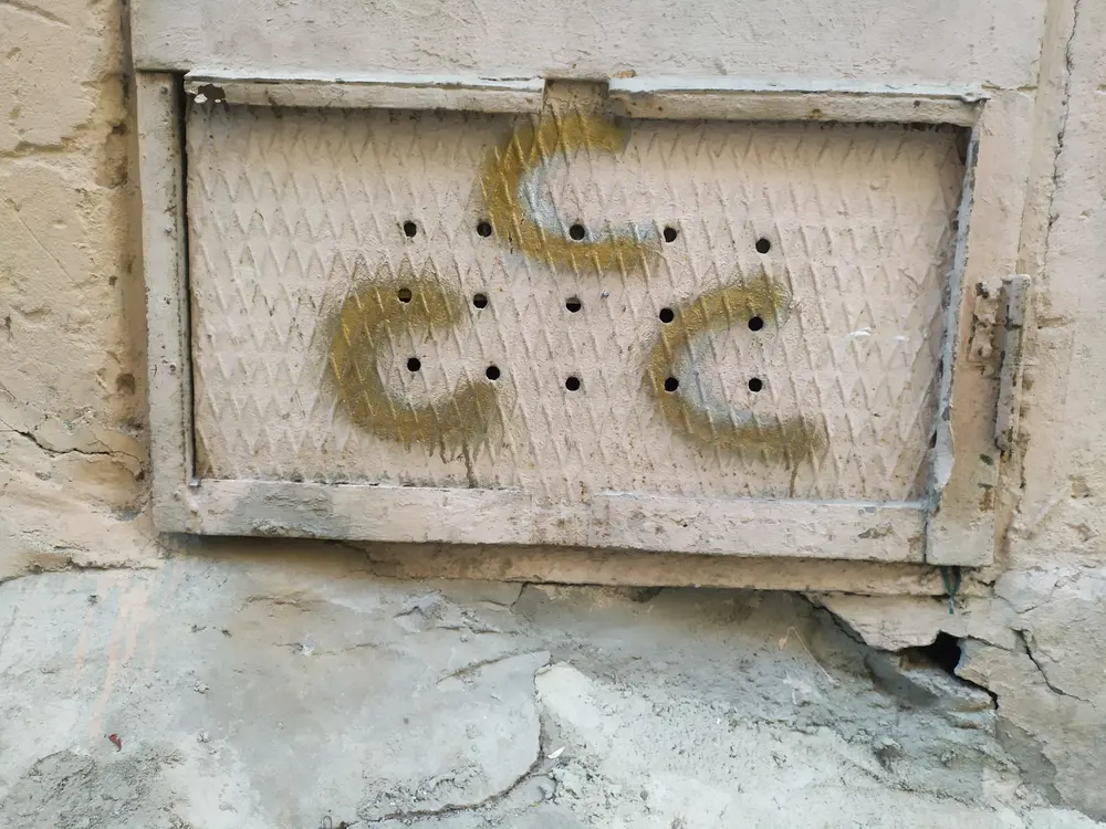 画在墙上的MHP标识