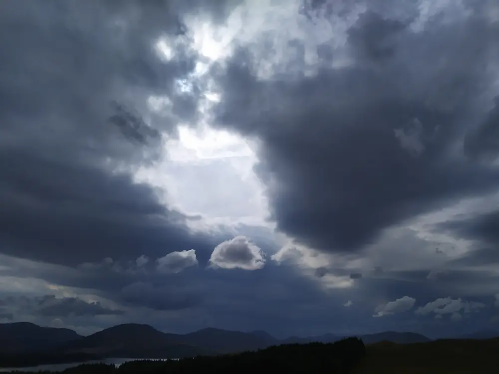 阳光射穿云层
