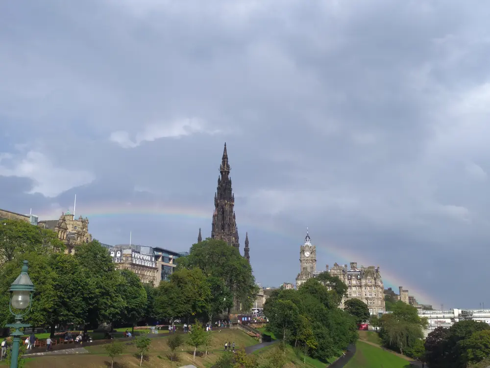 斯科特纪念塔与远处的彩虹