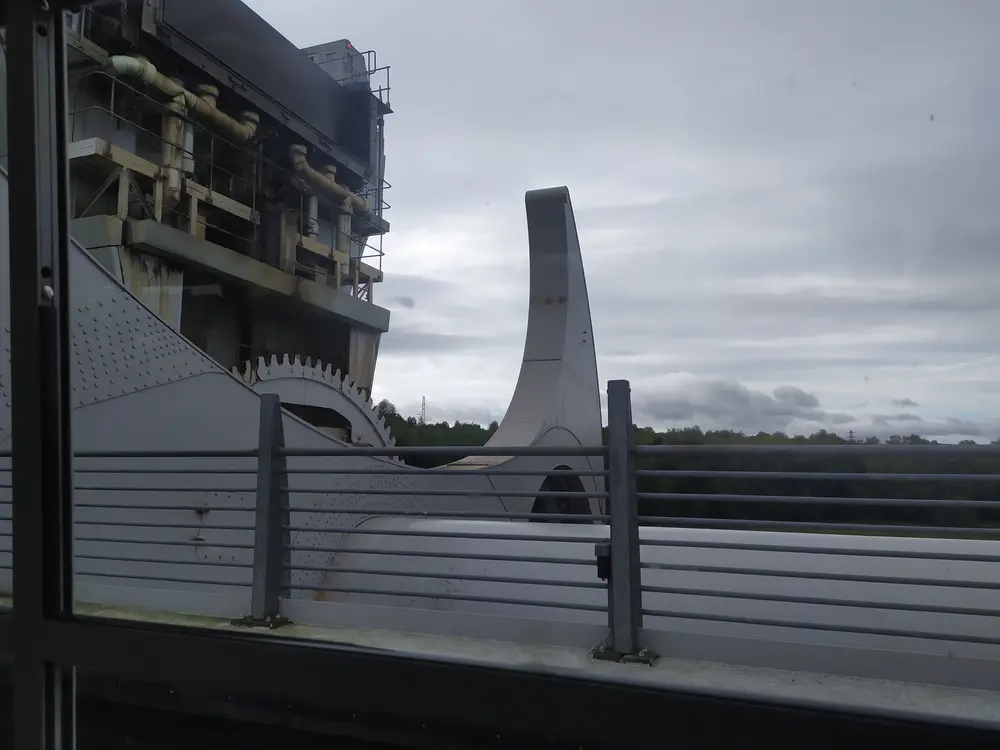 阿基米德号船内视角：正在抬升