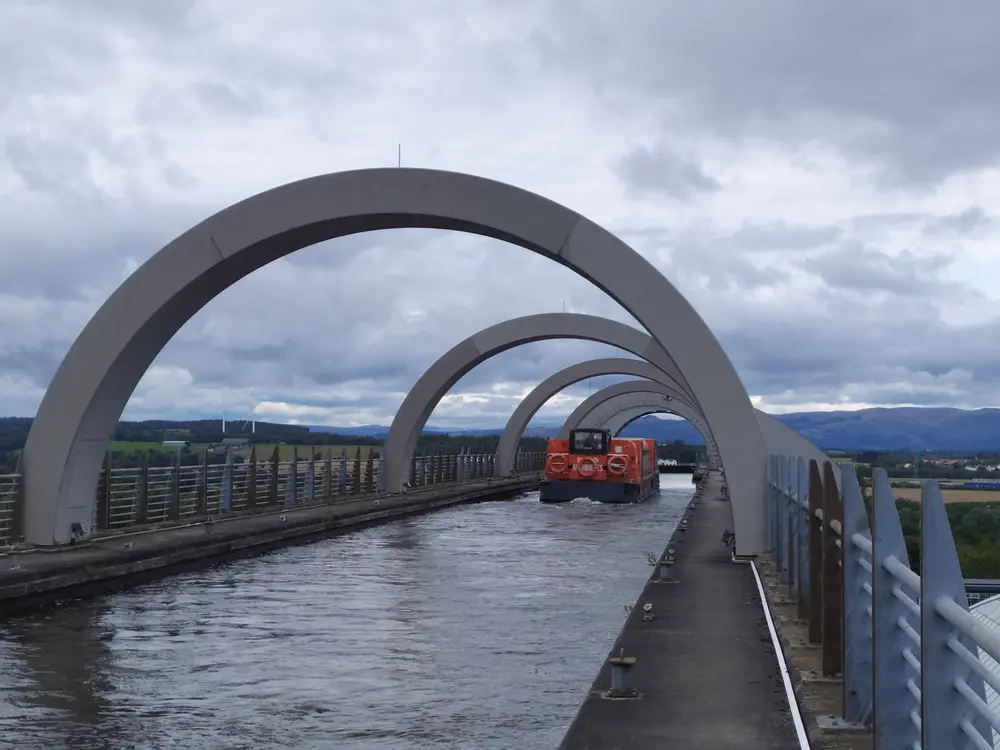 阿基米德号在升船机上层