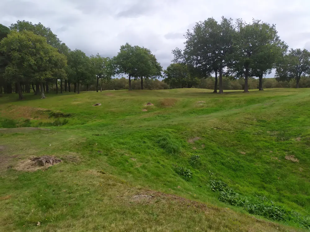 一片看不出二世纪时有长城和要塞的草地