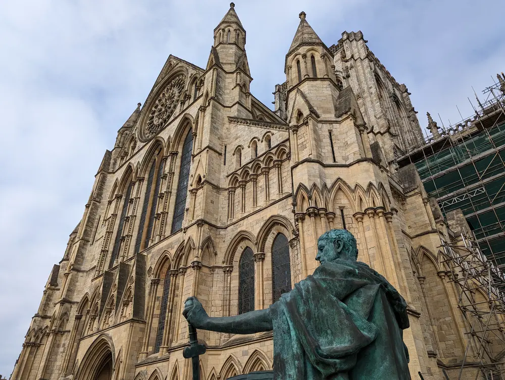 君士坦丁雕塑与York Minster